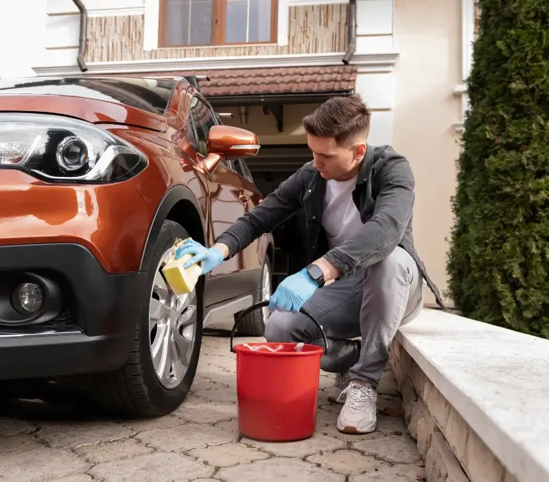 Lavage auto à domicile Saint-Genix-les-Villages : professionnel intervenant sur un véhicule